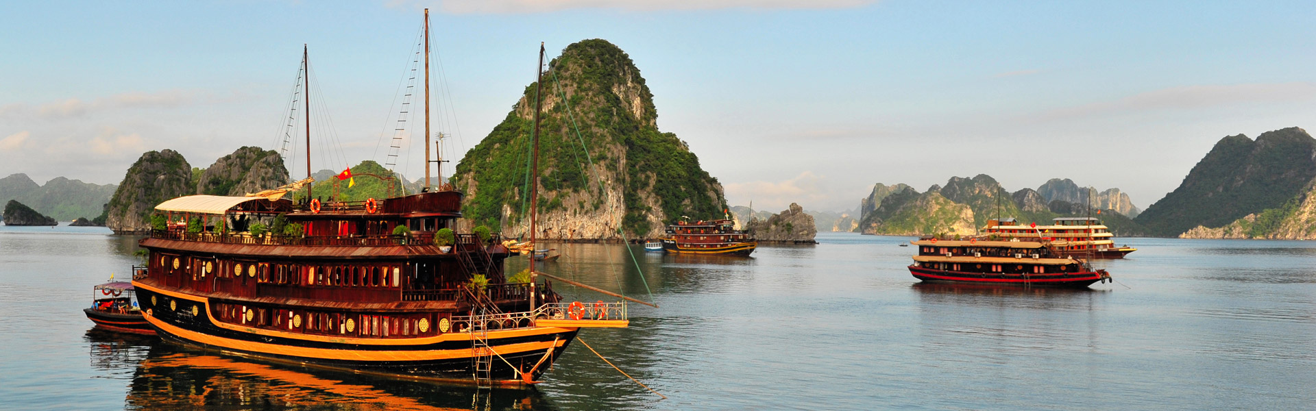 Остров хане. Банановый остров Ханой Вьетнам. Halong Bay Panorama. Halong Bay Panorama line Rock.