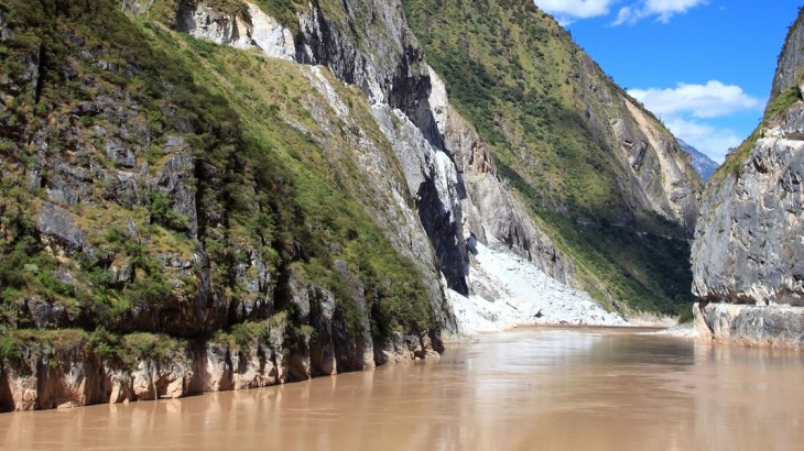 yangtze river at tiger leaping gorge