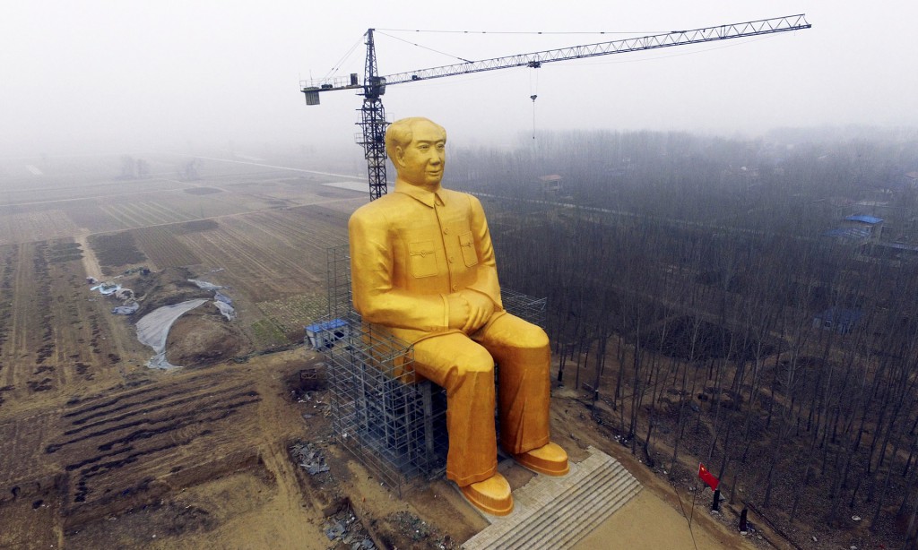 chairman mao gold statue