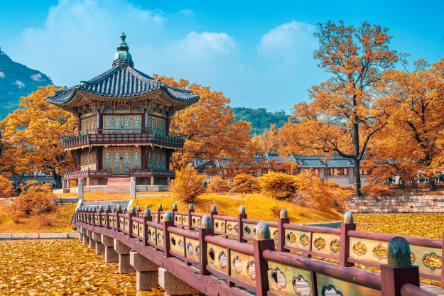 Palace in Seoul in autumn