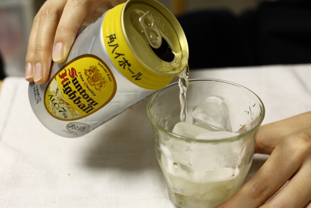 Pouring a can of Suntory Highball