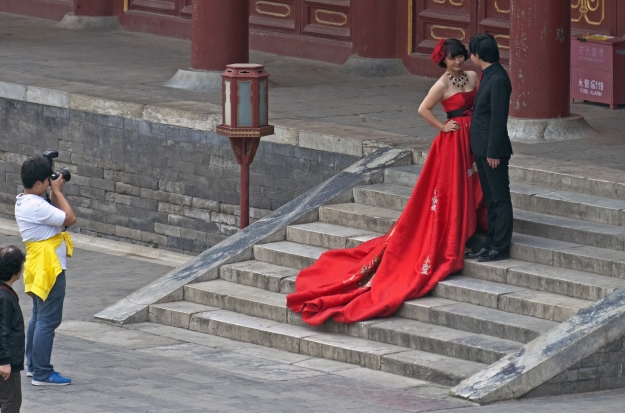 Bride and groom posing for pictures at the Temple of Heaven