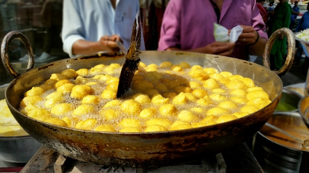 Cooking pakoras in Delhi market