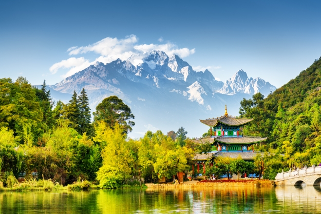 Views of Jade Dragon Snow Mountain over the Black Dragon Pool