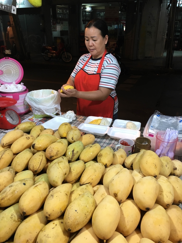 Woman preparing sticky rice and mango