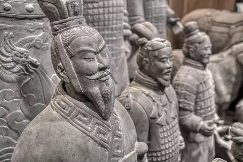 <p>
	Uncover the mystery of the Terracotta Warriors, a magnificent ancient army frozen in time, guarding China&#39;s first emperor&#39;s tomb.</p>
